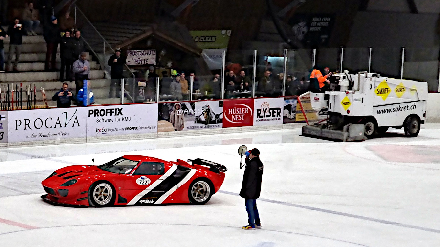 Hot wheels on cold ice: In der Pause zeigte MGP Talents den attraktiven Sportwagen MSW GT40. von MSW Aviation.